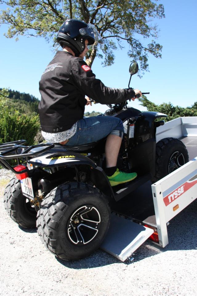 Lav innkjøringsvinkel gjør det enkelt å kjøre ATV opp på hengeren.